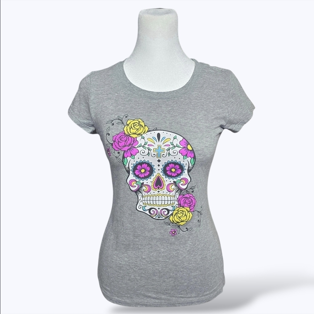 🔵NWOT Wound Up Grey Day of the Dead Floral Sugar Skull Rose Graphic Tee Small